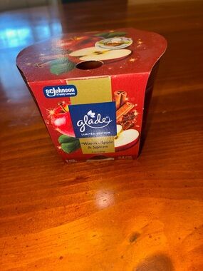 Glade Warm Apple & Spices Limited Edition Candle - Red